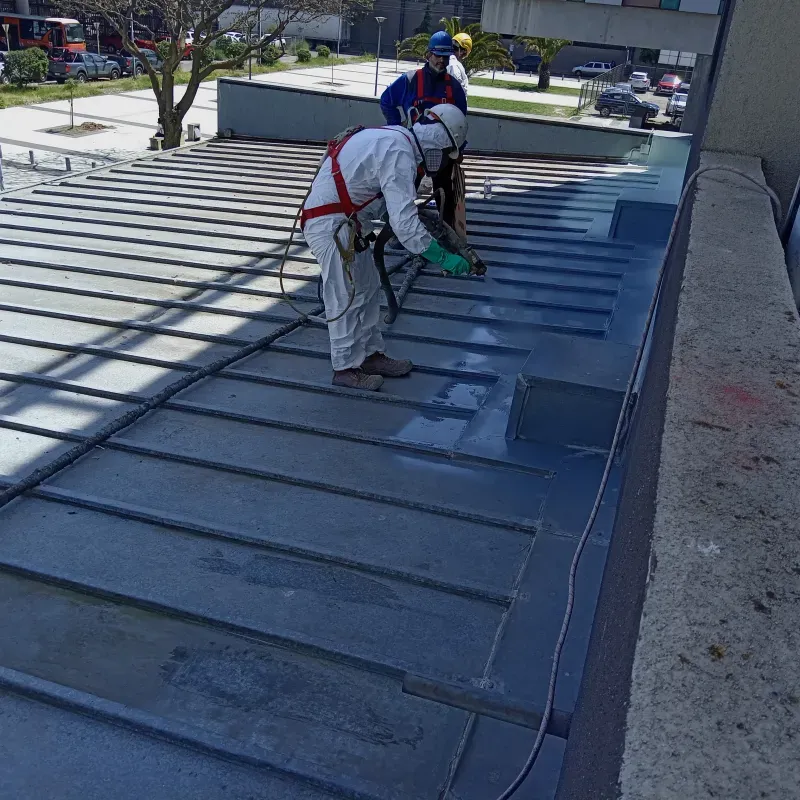 Aplicador ejecutando una impermeabilización sobre cubierta