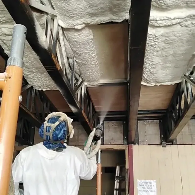 Aplicación industrial de poliuretano proyectado en una estructura interior