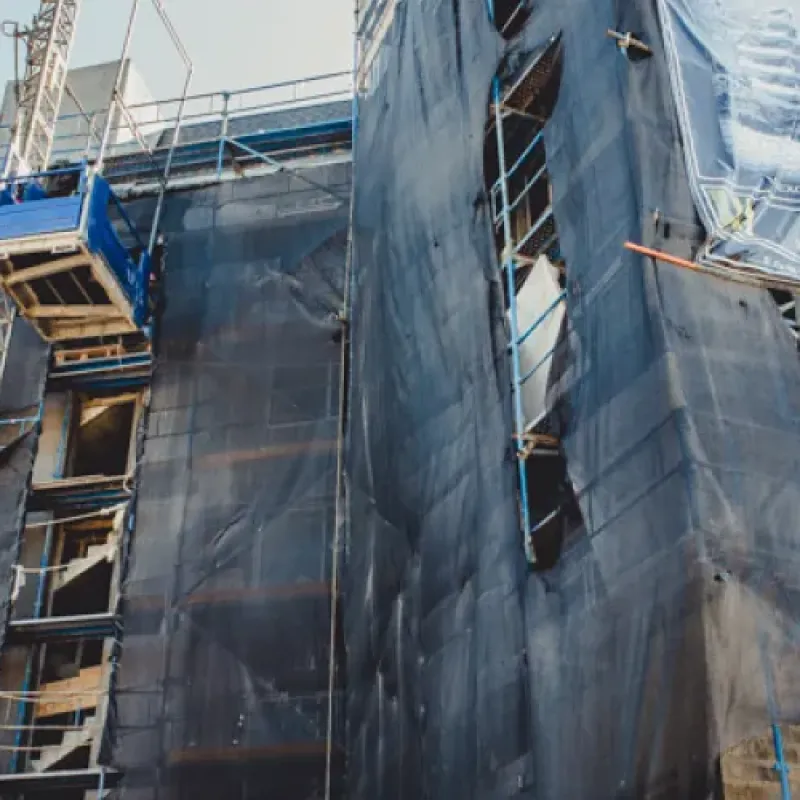 Aplicación exterior sobre estructura de gran altura